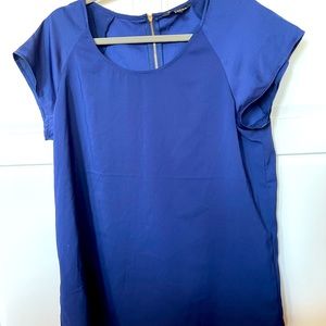 Short sleeve zipper up back Express top